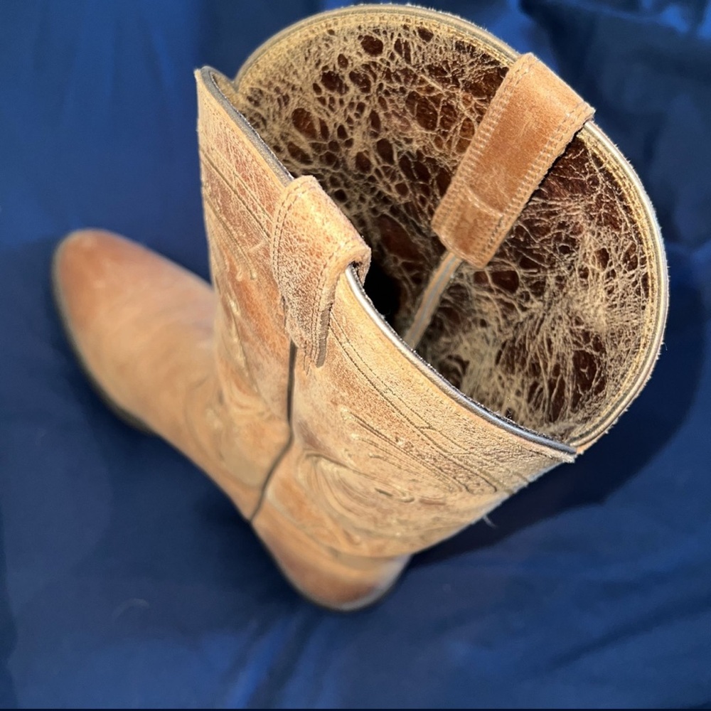 Brown Ariat cowboy boots